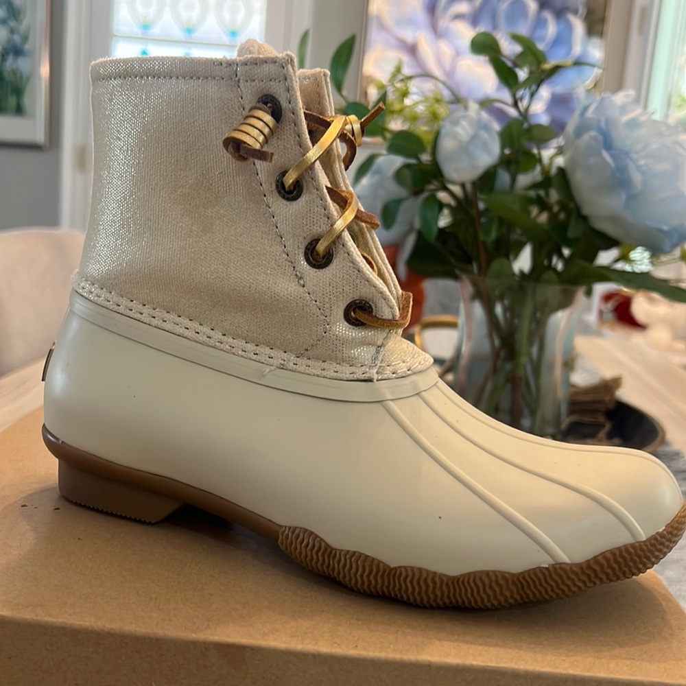 Beautiful Oat/Gold Sperry Saltwater Canvas Boots.